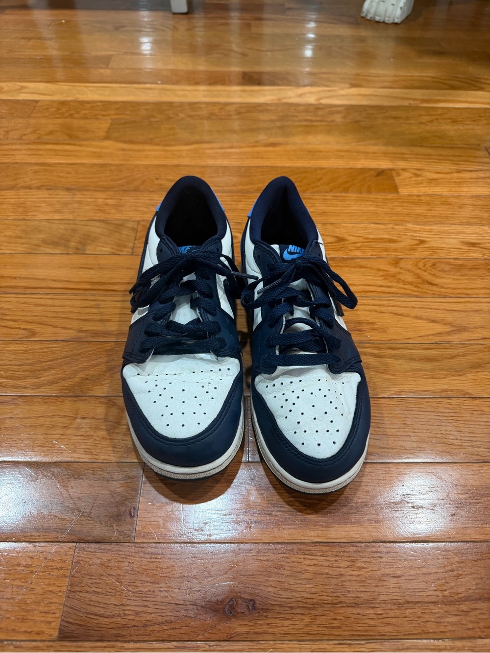 Jordan Low-Top Sneakers in White & Navy